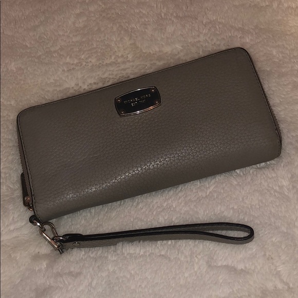 Michael Kors Handbags - Michael Kors Wallet/Wristlet
